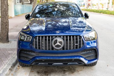 Miami, Florida, ABD - 13 Aralık 2024 Mercedes Benz GLE Coupe mavi araba. Lüks araba Mercedes Benz GLE tipi. Açık havada park etmiş mavi Mercedes Benz. Mercedes Benz GLE, ön manzara.
