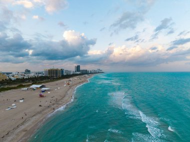 Güney Miami Sahili 'nin en iyi manzarası. Gökdelenleri olan Miami Beach gökdelenleri. Yazın Miami Sahili 'nin havadan görünüşü
