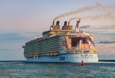 Miami, Florida, ABD - 24 Aralık 2024 yaz tatili. Royal Karayipler Uluslararası yolcu gemisi. Gemi turu. Deniz gezisi. Gemi Miami limanından ayrılıyor. Deniz Gezisi Gezisinin Allure 'u.