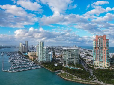 Miami marinasındaki lüks yatların hava manzarası. Miami marinasındaki tekne ve gökdelenlerin manzarası.