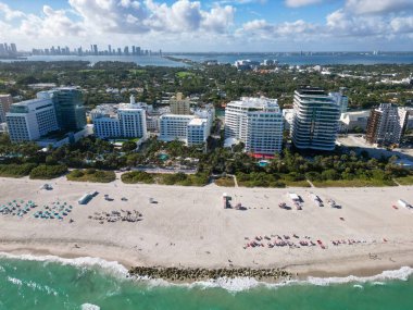 Mavi gökyüzünde Miami Plajı. Skyline hava görüntüsü. Miami şehri. Tropik Miami manzarası. Miami bölgesi gökyüzü manzarası. Meşhur okyanus kıyısında. Panoramik kıyı şeridi. Güney sahili manzarası. Yaz tatili titreşimleri