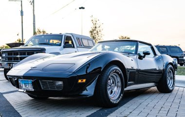 Park Ridge, Illinois, ABD - 18 Ağustos 2024: Corvette c3 stingray. Otomobil fuarında park edilmiş siyah bir araba. Corvette c3 vatozlu araba. Siyah Corvette C3 vatozlu araba