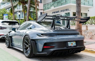 Miami, Florida, ABD - 02 Nisan 2025: ayarlı Porsche 911 arabası, nadir bir manzara. 2024 Porsche 911 GT3 RS spor araba. Lüks spor araba Porsche 911 GT3. Porsche 911 GT3 RS otomobili dışarıda park halinde..
