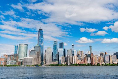 New York, New York Birleşik Devletleri. Manhattan 'ın ortasındaki New York şehrinin ufuk çizgisi. ABD, New York, New York, Manhattan. Amerikan finans başkenti. Aşağı Manhattan silueti. New Jersey 'den New York. Manhattan şehir merkezi..