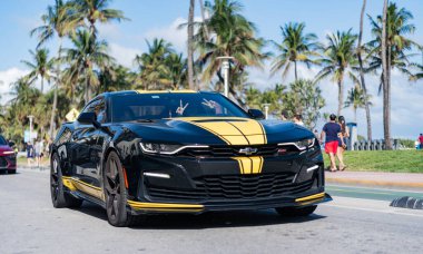 Miami, Florida, ABD - 22 Aralık 2024 Lüks Chevrolet Camaro. Açık havada siyah, sarı Chevy Camaro. Chevrolet Camaro, köşe manzaralı. 2020 Chevrolet Camaro Chevy Siyah sarı spor araba.