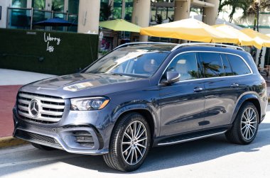 Miami, Florida, ABD - 17 Aralık 2024 Mercedes Benz GLS SUV siyah araba. Lüks araba Mercedes Benz GLS tipi. Açık havada park edilmiş siyah Mercedes Benz. Mercedes Benz GLS, ön görünüm.