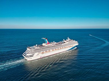 Miami, Florida, ABD - 24 Kasım 2024 Yaz Tatili Seyahati. Karnaval Gemi Hattı. Gemi turu ve okyanusta seyahat. Gemi Miami sahil limanından ayrılıyor. Karnaval Zafer Gemisi Yolculuğu.