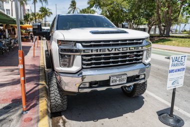 Miami, Florida, ABD - 21 Nisan 2025: kamyonet Chevrolet Silverado. Chevrolet Silverado dışarıda park etmiş. Beyaz Chevy 2500HD, yan görüş. 2020 Chevrolet Silverado 2500HD kamyonet arabası.