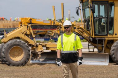 Denetmen işçi üniforma giyer. İşteki en üst düzey yönetici. İşçi bayramı. Binanın dış tarafında. Şantiyedeki adam. İnşaat mühendisliği. İnşaat alanında mühendis var. Kalite kontrol ediliyor.