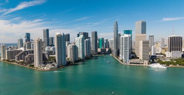 Florida, Brickell Key 'den Miami' ye. Şehir merkezinde bir gökdelen. Şehir manzarası silüeti. Miami 'deki Brickell binası. Gökdelen mimarisi olan Brickell Skyline. Şehir silüeti.