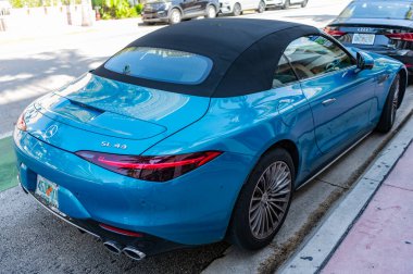 Miami, Florida, ABD - 12 Nisan 2025 üstü açık Mercedes Benz SL. Mercedes Benz SL dışarıda park halinde. Mavi spor araba, alçak köşe manzaralı. 2024 Mercedes Benz SL üstü açık spor araba.