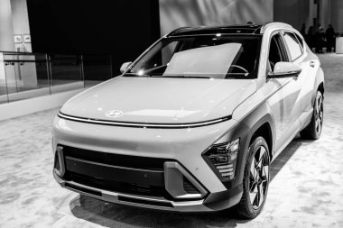 New York City, ABD - 27 Mart 2024 Hyundai Kona arabası New York Uluslararası Otomobil Fuarı, köşe manzaralı.
