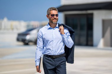 Başarılı bir iş lideri. Başarı girişimci bayiliğinde. İş molasında ofis müdürü. Açık havada başarılı bir iş adamı. Profesyonel iş adamı takım elbise giyer. Patron portresi..