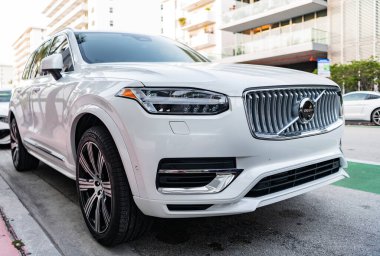 Miami, Florida, ABD - 07 Nisan 2025: lüks SUV arabası Volvo XC90. Volvo XC90 dışarıda park halinde. Beyaz hibrit araba, alçak köşe manzaralı. 2024 Volvo XC90 Yeniden Şarj Ekle Hibrit SUV araba.