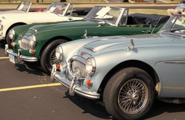 Chicago, Illinois, ABD - 08 Eylül 2024: Austin Healey 3000 MKIII iki koltuklu, üstü açılabilir eski araba, köşe manzaralı. Retro vagon hazır. Retro Austin Healey 3000 MKIII arabası. Chicago 'dan Austin Healey