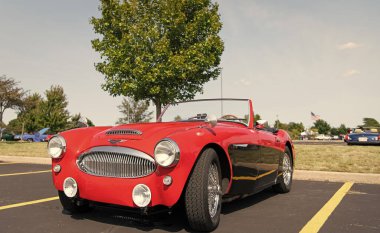 Chicago, Illinois, ABD - 08 Eylül 2024: 1962 Austin Healey 3000 iki koltuklu, üstü açılabilir eski araba, köşe manzaralı. Retro araba. Retro Austin Healey 3000 araba. Chicago 'dan Austin Healey