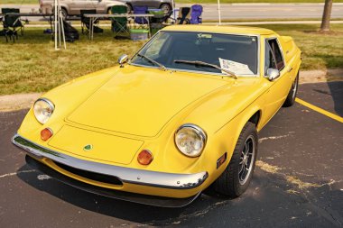 Chicago, Illinois, ABD - 08 Eylül 2024: retro 1969 Lotus Europa çift kameralı spor araba, köşe manzaralı. Üstü açık sarı spor araba. 1969 model Lotus Europa arabası. Klasik 1969 Lotus Europa Chicago 'da