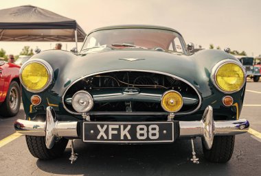 Chicago, Illinois, ABD - 08 Eylül 2024: Jensen 541R retro araba, ön manzara. Retro araba. Vintage Jensen 541R yeşil araba. Jensen 541R Chicago 'da