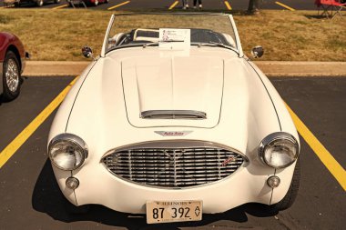 Chicago, Illinois, ABD - 08 Eylül 2024, 1960 Austin Healey 3000 iki koltuklu üstü açılabilir eski araba, ön manzara. Retro araba. Retro Austin Healey 1960 Austin Healey 3000. Chicago 'dan Austin Healey