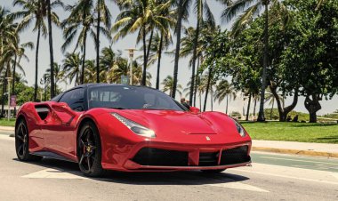 Miami Beach, Florida USA - 9 Haziran 2024: Ferrari 488 gtb örümcek Miami plajında kırmızı. Ferrari lüks bir İtalyan markasıdır. Ferrari 488 gtb kırmızı okyanus sürücüsü Miami plajı