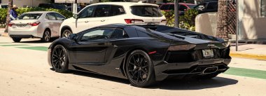Miami Beach, Florida USA - 8 Haziran 2024 Lamborghini Aventador LP700-4 Miami sahili okyanus yolunda. Lamborghini lüks bir İtalyan otomobil üreticisi.