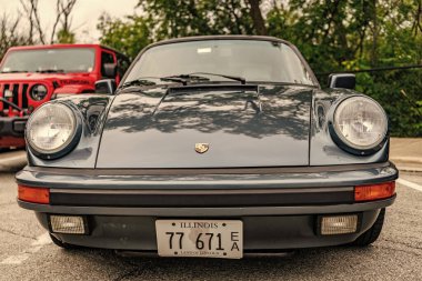 Chicago, Illinois - 29 Eylül, 2024 Porsche 911 Carrera Targa caddeye park etti. 1989 Porsche 911 Carrera Targa lüks spor antika araba