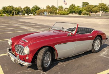 Chicago, Illinois, ABD - 08 Eylül 2024: Austin Healey 100-6 iki koltuklu üstü açılır araba, köşe manzaralı. Retro araba. Retro Austin Healey 100-6 numaralı araba. Chicago 'dan Austin Healey