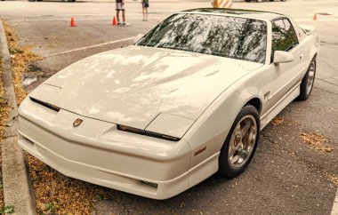 Chicago, Illinois - 29 Eylül 2024: 1992 Pontiac Firebird Trans Am GTA beyaz rengi. 1992 Pontiac Firebird Trans Am GTA Sokağa park etti