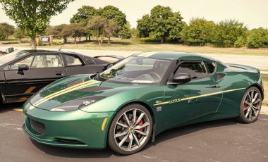 Chicago, Illinois, ABD - 08 Eylül 2024: 2021 Lotus Evora GT spor araba, köşe görüş. Yeşil metalik spor yara izi. Modern 2021 Lotus Evora GT arabası. 2021 Lotus Evora GT Chicago 'da