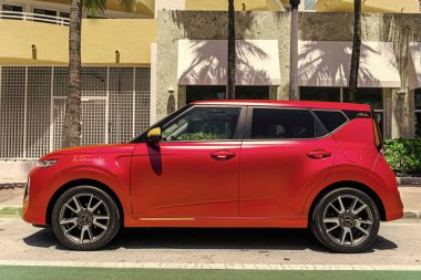 Miami Beach, Florida USA - 5 Haziran 2024 Kia Soul Red in ocean drive Miami Beach. Kia soul gt imzası özel Kore arabasıdır.