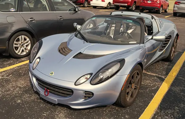 Chicago, Illinois, ABD - 08 Eylül 2024 - 2005-2006 Lotus Elise İngiliz spor arabası, köşe manzaralı. Mavi Spor Yara. Lotus Elise aracı. Lotus Elise Chicago 'da