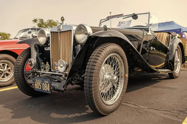 Chicago, Illinois, ABD - 08 Eylül 2024: MG TA spor yarış arabası 1938 üstü açılır araç, ön görüş. Retro spor araba. Üstü açık MG TA araba. Chicago 'da MG TA