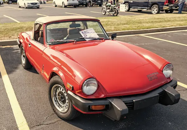 Chicago, Illinois, ABD - 08 Eylül, 2024: 1980 Triumph Spitfire 1500 üstü açılır araba, ön manzara. Retro kırmızı araba. Retro 1980 Triumph Spitfire 1500 . Şikago 'da Zafer Spitfire 1500