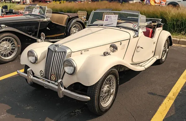 Chicago, Illinois, ABD - 08 Eylül 2024: MG TF spor arabası 1950 üstü açılabilir araç, ön görüş. Retro spor araba. Üstü açık MG TF araba. MG TF beyaz
