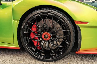 Chicago, Illinois - 29 Eylül 2024: 2021 Lamborghini Huracan STO. Metalik yeşil 2021 Lamborghini Huracan STO sokağa park etmiş. Lamborghini İtalyan lüks arabasıdır..