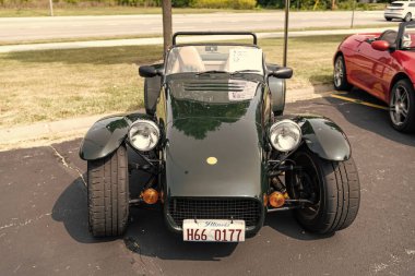 Chicago, Illinois, ABD - 08 Eylül 2024: Westfield SE Roadster Spor Arabası, köşe manzaralı. Klasik spor araba. Üstü açık Westfield SE Roadster. Chicago 'da Westfield SE Roadster