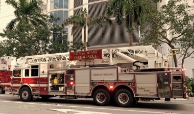 Miami, Florida, ABD - 01 Aralık 2024 Miami İtfaiye Aracı. Dışarıda büyük bir itfaiye aracı var. İtfaiye aracı, yan görüş.