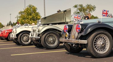Chicago, Illinois, ABD - 08 Eylül 2024: MG spor araba üstü açılabilir, köşe manzaralı. Retro mavi spor araba. Üstü açık MG TF araba. Chicago 'da MG TF