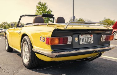 Chicago, Illinois, ABD - 08 Eylül 2024: Triumph tr 6 üstü açılır araba, köşe manzara. Retro araba. Sarı Retro zaferi 6 numara. Şikago 'da Zafer Spitfire 1500