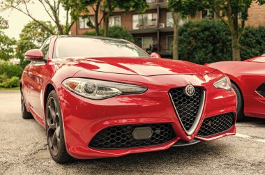 Chicago, Illinois - 29 Eylül 2024: 2017 Alfa Romeo Giulia kırmızı renk. 2017 Alfa Romeo Giulia sokağa park etmiş. 2017 Alfa Romeo Giulia ünlü İtalyan spor arabasıdır.