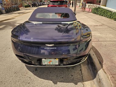 Miami Beach, Florida USA - 8 Haziran 2024 Aston Martin DB11 Volante Miami Beach Ocean Drive 'da. Aston Martin lüks İngiliz arabası