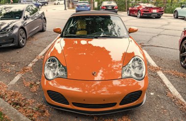 Chicago, Illinois - 29 Eylül 2024: Porsche 911 Turbo Carrera S turuncu rengi. Porsche 911 turbo Carrera S üstü açılabilir parkı yolda..