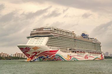 Miami, Florida, ABD - 07 Kasım 2024: Yaz tatilinde yolcu gemisi. Gemi seyahati ve deniz yolculuğu. Lüks yolcu gemisi. Norveçli eğlence gemisi. Gemi tatili. Norveç yolcu gemisi, NCL.
