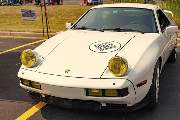 Chicago, Illinois, ABD - 08 Eylül 2024 Porsche 928, köşe manzaralı. Beyaz spor araba. Porsche 928 GT arabası. Porsche 928 Chicago 'da.