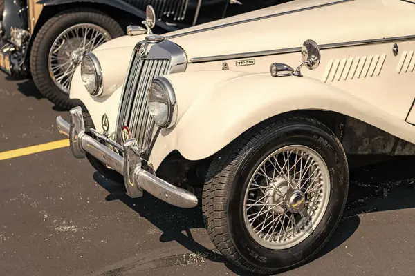 Chicago, Illinois, ABD - 08 Eylül 1954 MG TF 1500 iki koltuklu, üstü açılabilir eski araba, köşe manzaralı. Retro beyaz araba. 1954 MG TF 1500 model araba. 1954 Chicago 'da MG TF