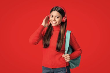 Kırmızıda izole edilmiş genç kız öğrenci. 1 Eylül. Lise eğitimi. Eearning yoluyla bilgi. Genç kız sırt çantası taşıyor. Okula dönelim. Bilgi toplama günü. Eğitim kavramı. Çevrimiçi kurslar.