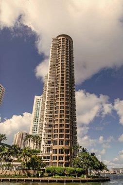 Modern yapı binası. Şehirdeki gökdelen. Şehir merkezinde gökdelenli. İş bölgesindeki ofis binası. Kule tasarımı Gökdelen mimarisi. İş gökdeleni yapısı.