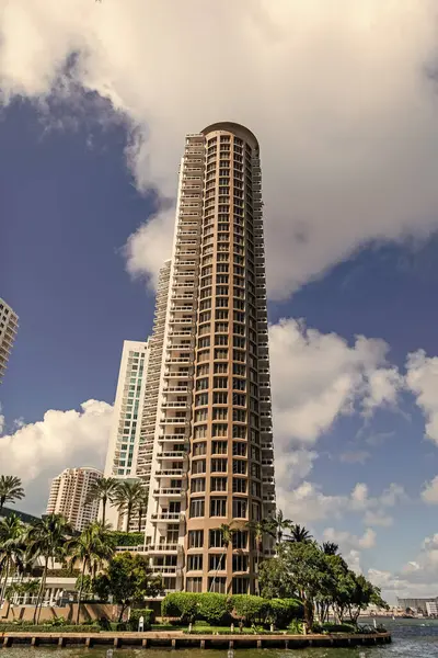 Modern yapı binası. Şehirdeki gökdelen. Şehir merkezinde gökdelenli. İş bölgesindeki ofis binası. Kule tasarımı Gökdelen mimarisi. İş gökdeleni yapısı.