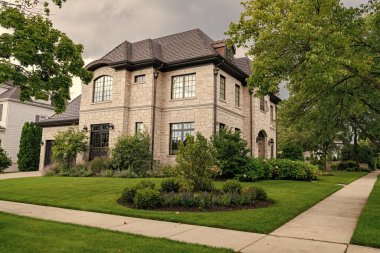 Özel ev mimarisi. Özel konut. Banliyöde bir ev. Özel yerleşim yerlerindeki banliyö evi. Evin dış mimarisi. Konut mahallesi. Sessiz mahalle.