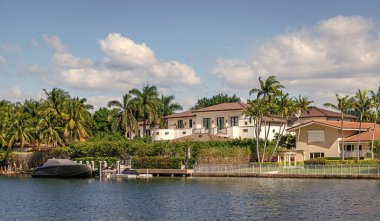 Otel lüks binası. Konut mimarisi. Modern bina. Rıhtımda bir apartman dairesi. Rıhtım manzaralı bir ev. Yazın tatil binası. Lüks liman evi..